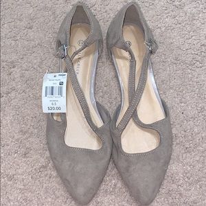 Never worn! Cute, beige ballet flats